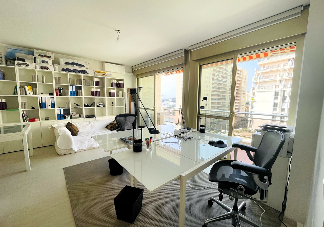 Larvotto - Bureau de deux pièces terrasse vue mer et parking - U