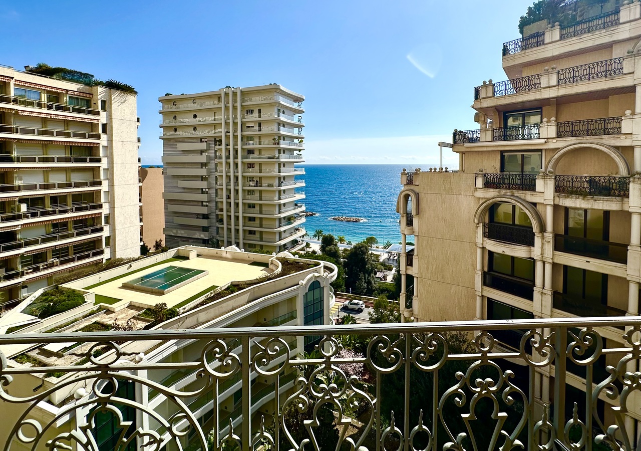 LARVOTTO - 2 Pièces MEUBLE - entièrement renouvé et décoré avec 